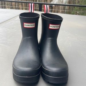 Woman’s Hunter waterproof black short boot, size EK 7, US 9